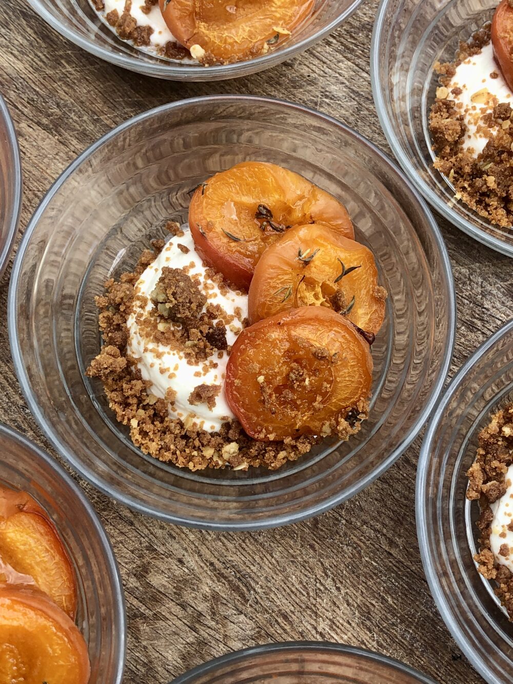 dessert sucré crumble abricot traiteur végétal végétarien et vegan à Paris Popote végétale